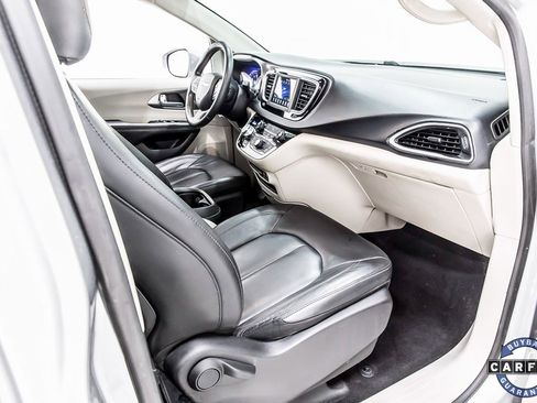 Used 2020 Chrysler Pacifica Touring-L image 33