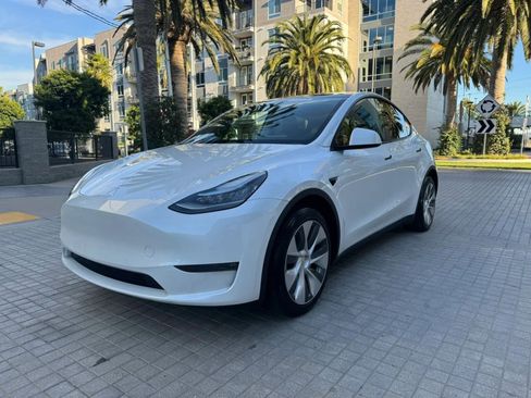 Used 2024 Tesla Model Y Long Range AWD/4WD image 3