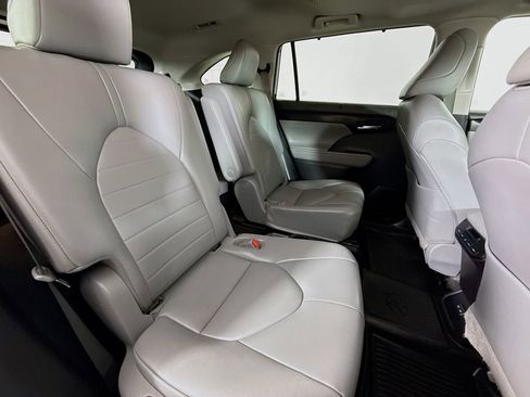 Certified 2022 Toyota Highlander XLE image 28
