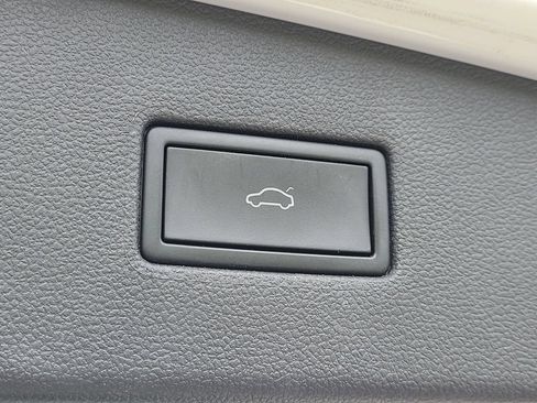 Used 2024 Volkswagen Tiguan SE FWD image 8
