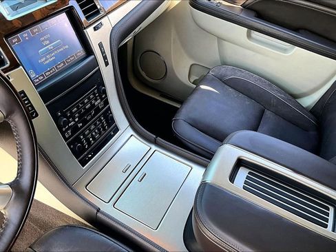 Used 2014 Cadillac Escalade Platinum image 17