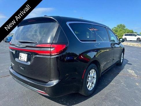 Certified 2024 Chrysler Pacifica Touring-L FWD image 3