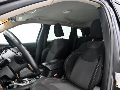 Used 2015 Jeep Cherokee Latitude w/ Cold Weather Group AWD/4WD image 6