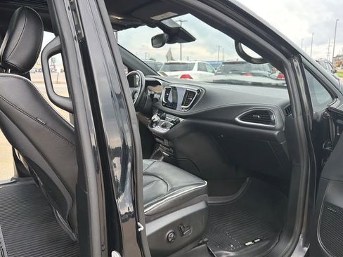Used 2018 Chrysler Pacifica Limited w/ Advanced Safetytec Group FWD image 83