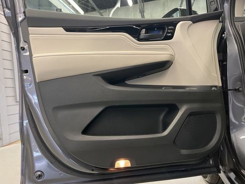 Used 2025 Honda Odyssey Touring image 9