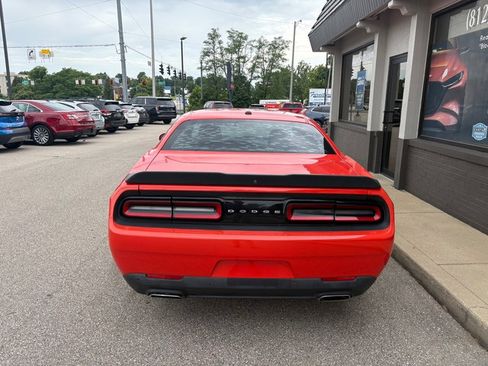 Used 2017 Dodge Challenger SXT w/ Driver Convenience Group RWD image 4