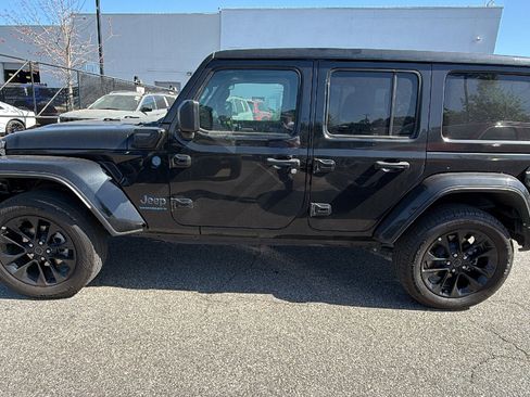 Used 2025 Jeep Wrangler Unlimited Sahara w/ Safety Group AWD/4WD image 11