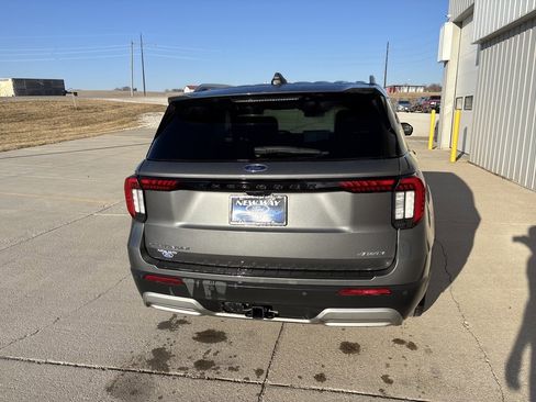 Used 2025 Ford Explorer Platinum w/ LUX Leather Package image 5