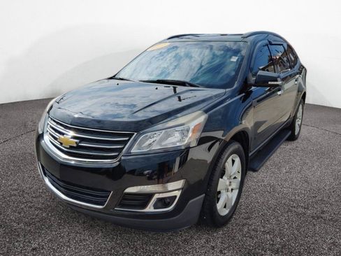 Used 2017 Chevrolet Traverse LT w/ Style and Technology Package FWD image 3