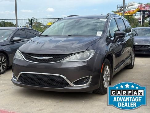 Used 2020 Chrysler Pacifica Touring-L FWD image 1