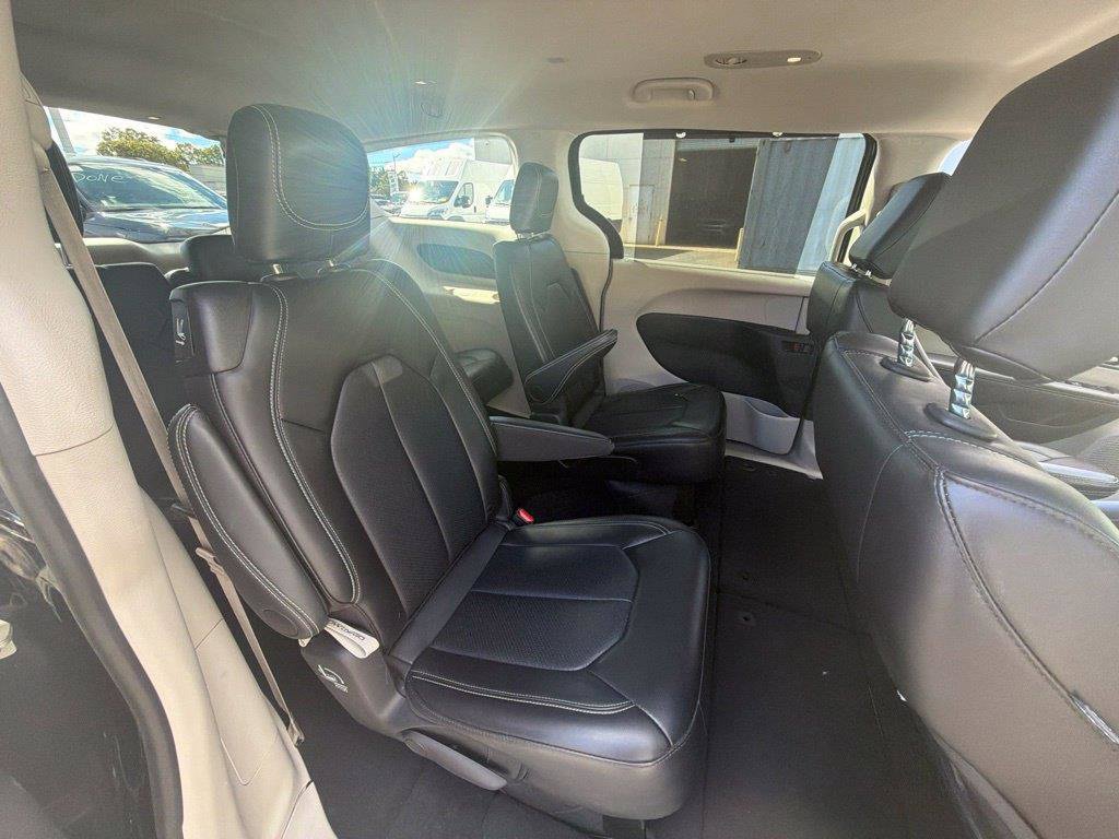 Used 2024 Chrysler Pacifica Touring-L FWD image 18