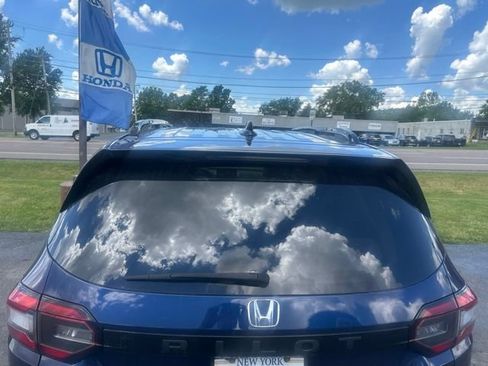 Used 2024 Honda Pilot Touring image 7