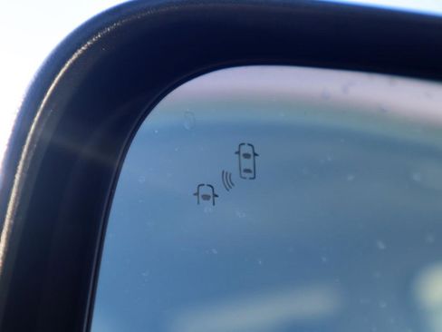 Used 2021 Nissan Titan SV w/ SV Convenience Package image 24