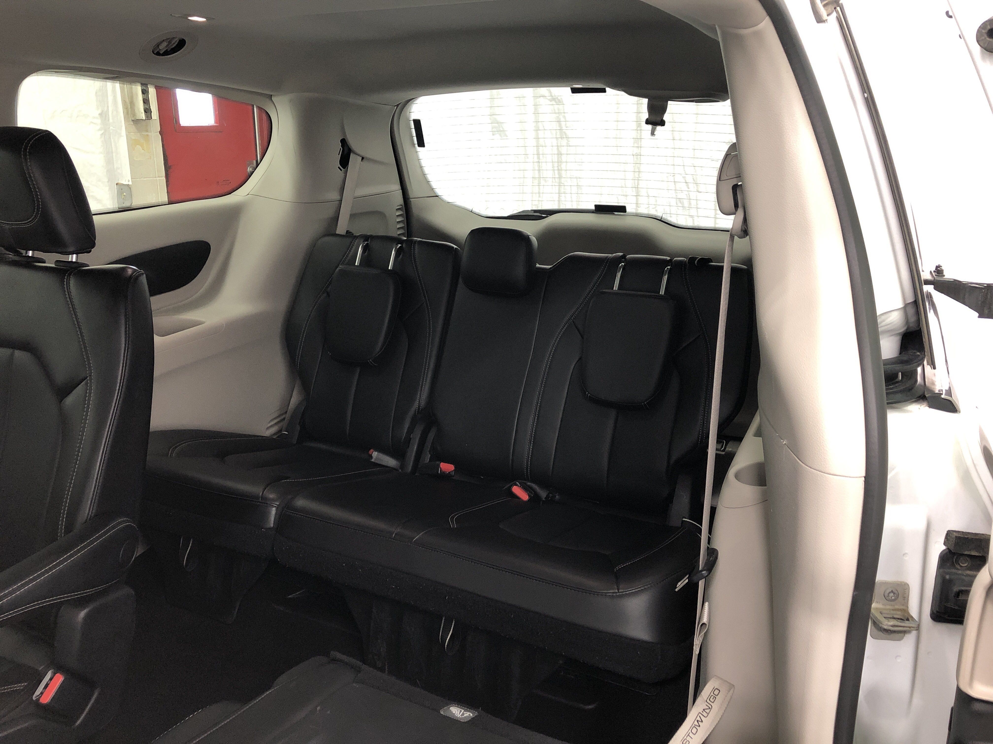Used 2023 Chrysler Pacifica Touring-L FWD image 10