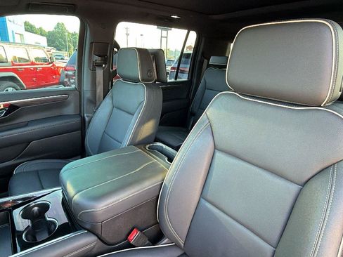 Used 2025 Chevrolet Suburban Premier AWD/4WD image 5