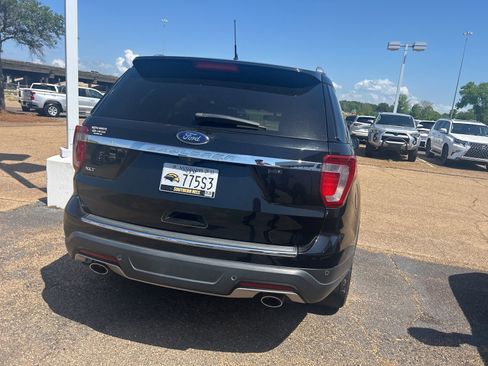 Used 2018 Ford Explorer XLT w/ Equipment Group 202A FWD image 13