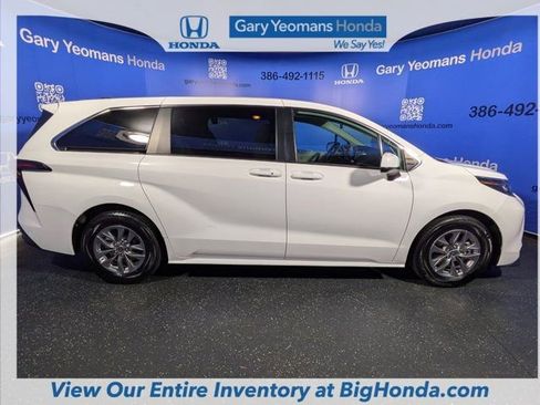 Used 2023 Toyota Sienna LE image 3