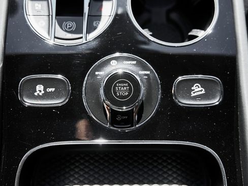 Used 2025 Bentley Bentayga AWD/4WD image 67