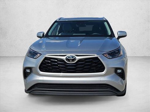 Used 2023 Toyota Highlander XLE AWD/4WD image 2