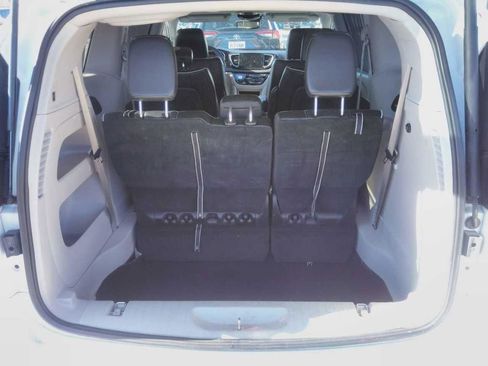 Used 2023 Chrysler Pacifica Limited image 10