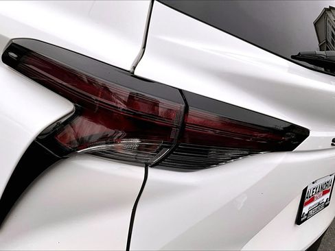 Used 2024 Toyota Sienna LE image 28