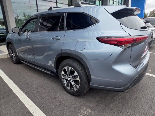 Used 2023 Toyota Highlander XLE FWD image 6