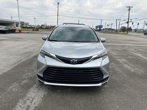 Used 2025 Toyota Sienna LE image 2