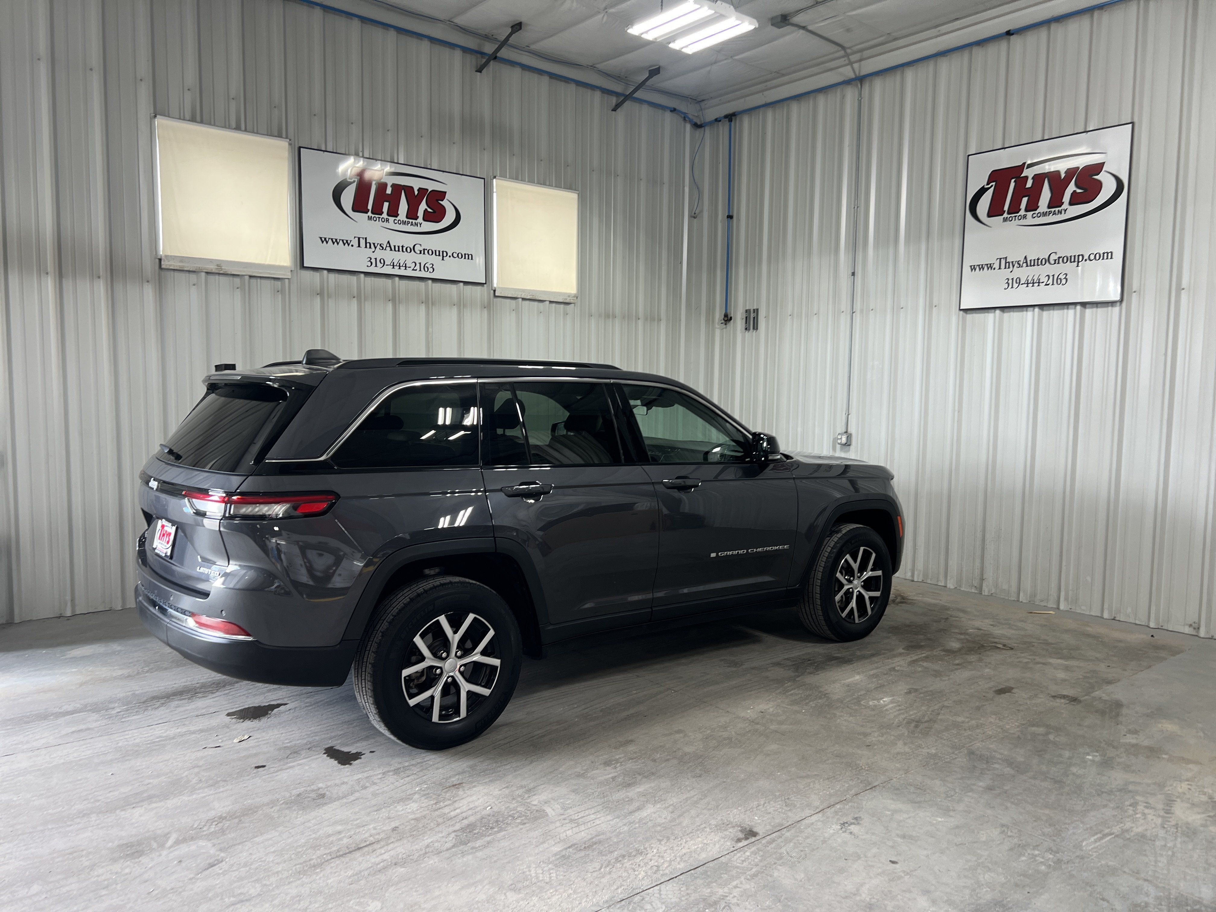 Used 2025 Jeep Grand Cherokee Limited w/ Trailer Tow Package AWD/4WD image 4