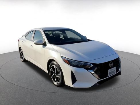 Used 2024 Nissan Sentra SV image 3