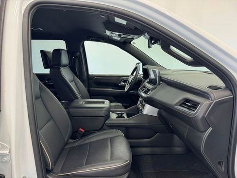 Used 2024 GMC Yukon SLT w/ SLT Luxury Package image 16