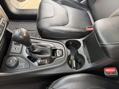 Used 2022 Jeep Cherokee Limited image 25