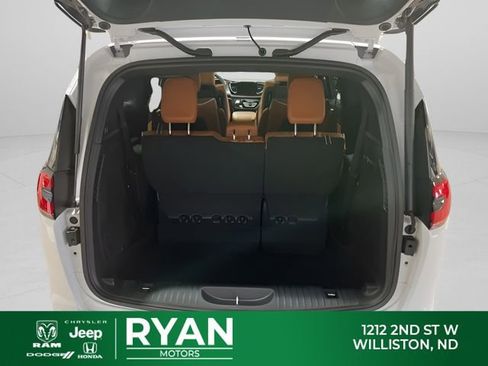 New 2026 Chrysler Pacifica Pinnacle image 14