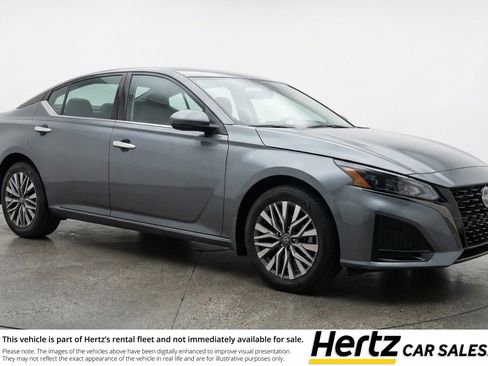 Used 2025 Nissan Altima 2.5 SV image 1