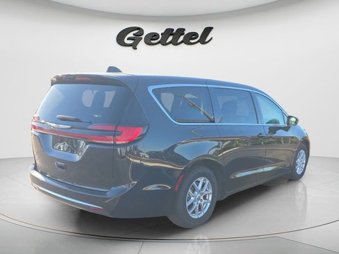 Used 2023 Chrysler Pacifica Touring-L image 4