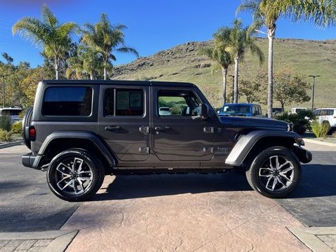 Used 2024 Jeep Wrangler Unlimited image 11