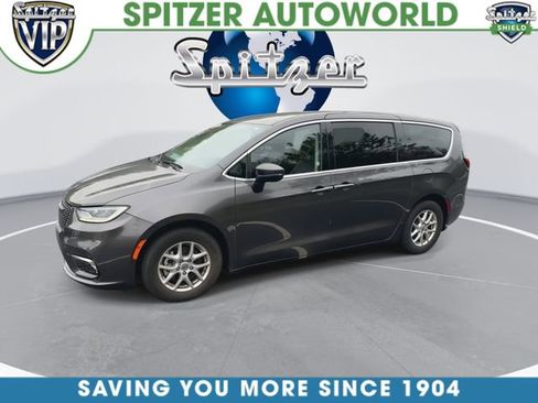 Used 2023 Chrysler Pacifica Touring-L FWD image 5