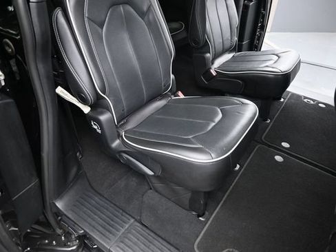Used 2023 Chrysler Pacifica Limited w/ S Appearance Package FWD image 19