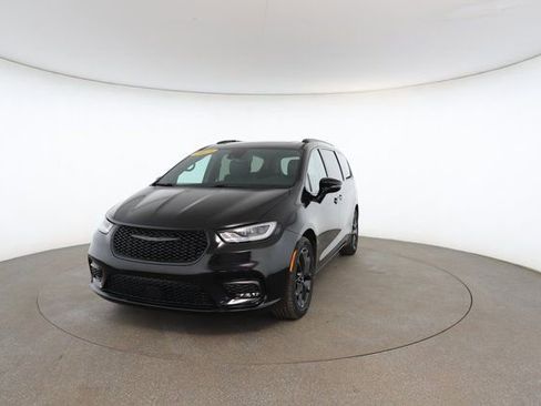 Used 2025 Chrysler Pacifica Limited image 32