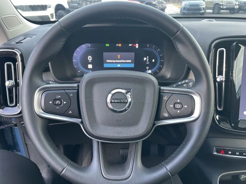 Used 2025 Volvo XC40 B5 Plus image 40