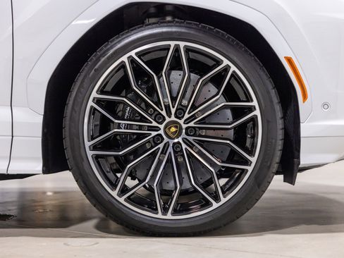 Used 2025 Lamborghini Urus SE image 24