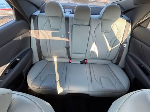 Used 2025 Hyundai Elantra Limited image 39