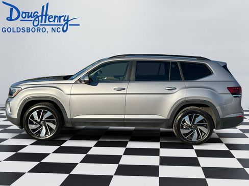 Used 2024 Volkswagen Atlas SE image 2