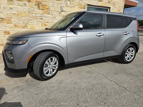 Used 2022 Kia Soul LX FWD image 2
