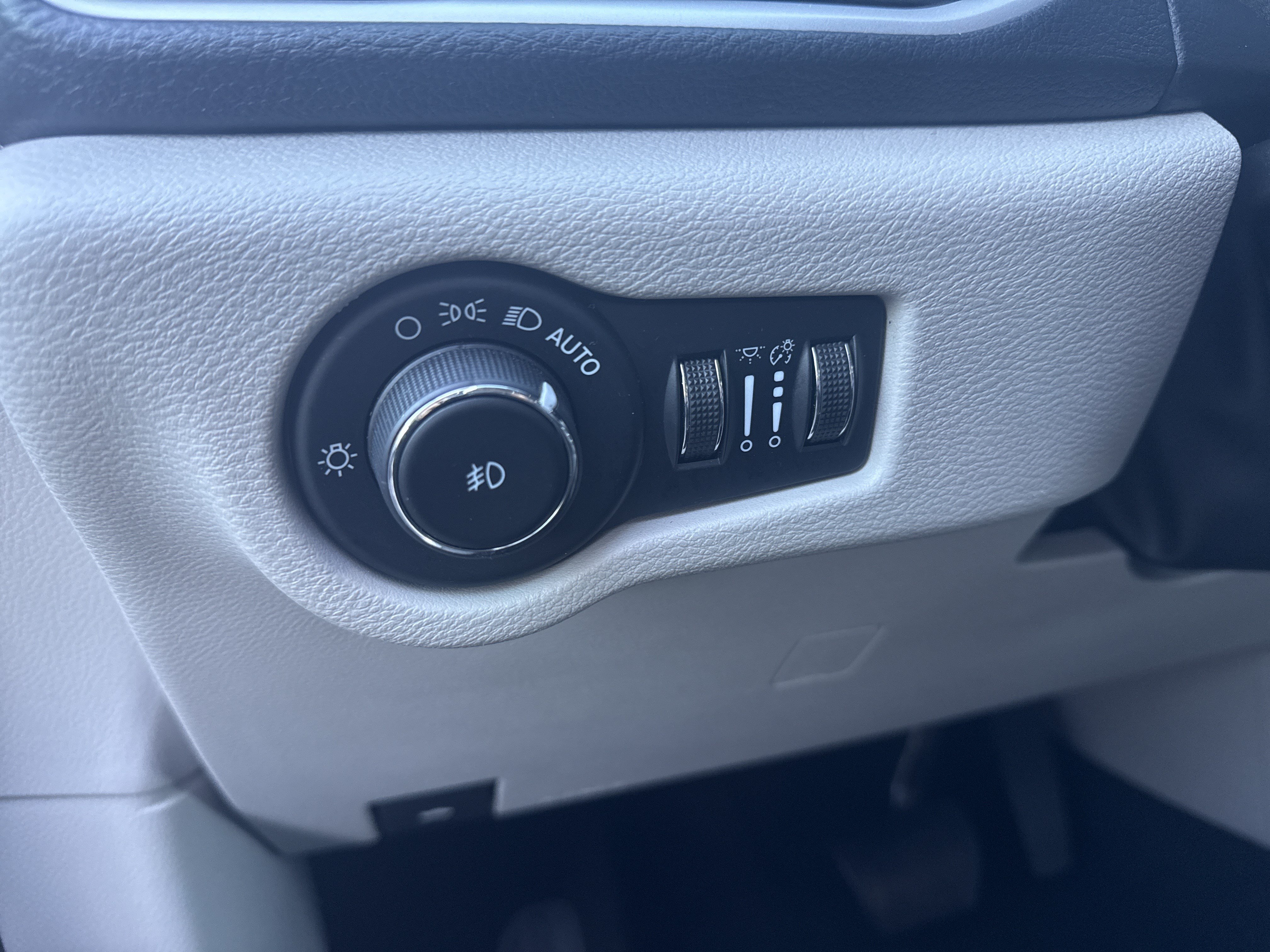 Used 2023 Chrysler Pacifica Touring-L w/ Uconnect Theater Family Group AWD/4WD image 31