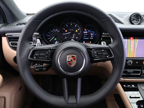 Used 2025 Porsche Macan image 44