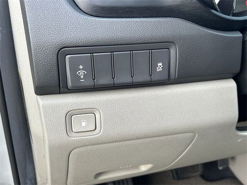 Used 2017 Kia Sedona LX w/ LX Essentials Premium Package image 17