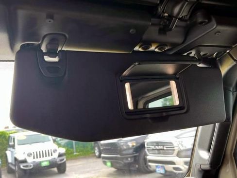 Certified 2022 Jeep Gladiator Willys image 27