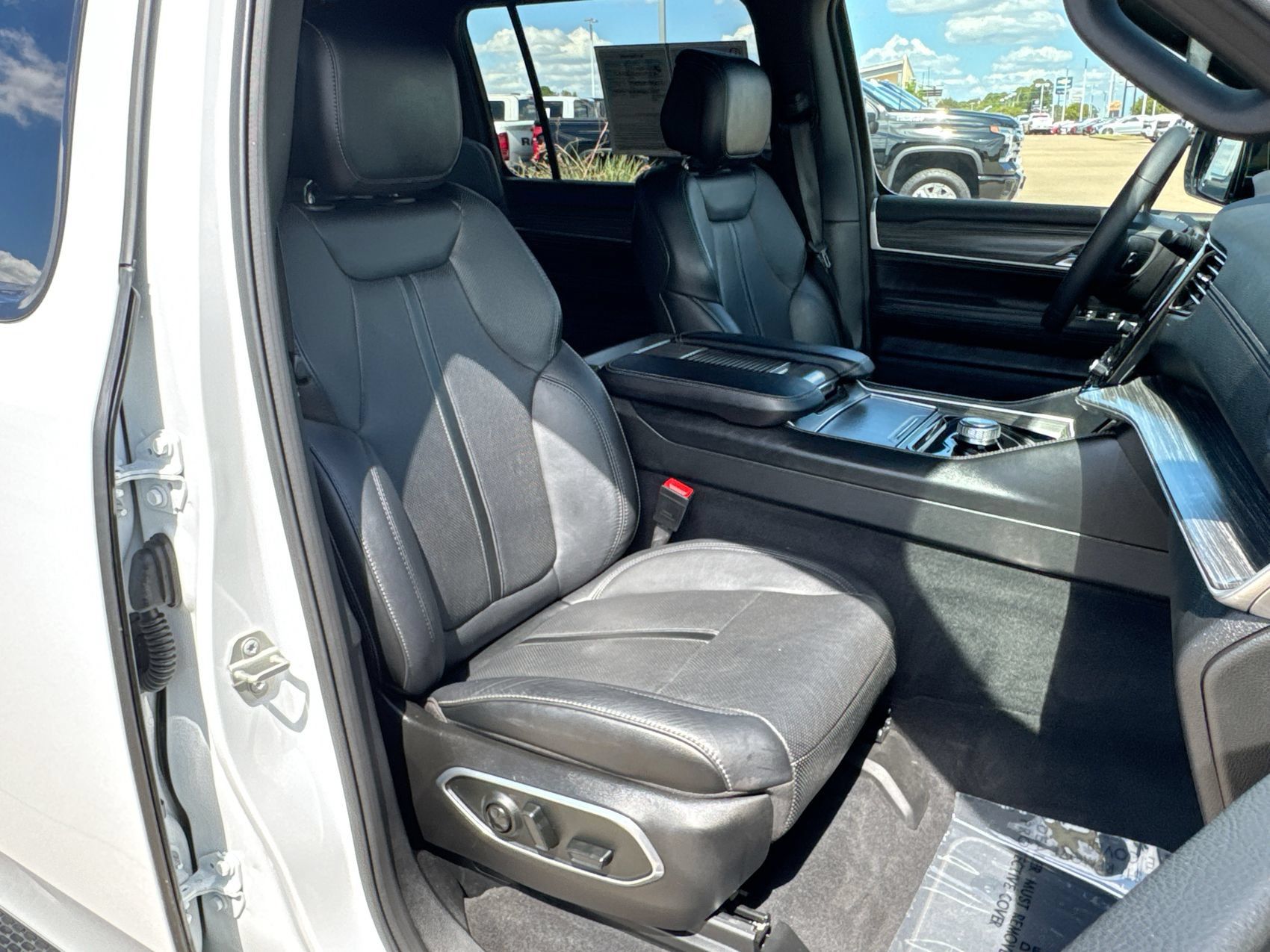 Used 2024 Jeep Wagoneer L Series II RWD image 25