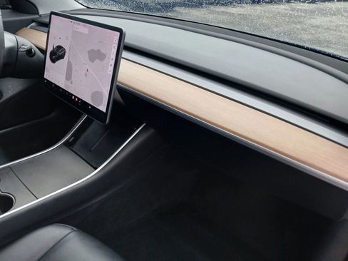 Used 2018 Tesla Model 3 Long Range image 17