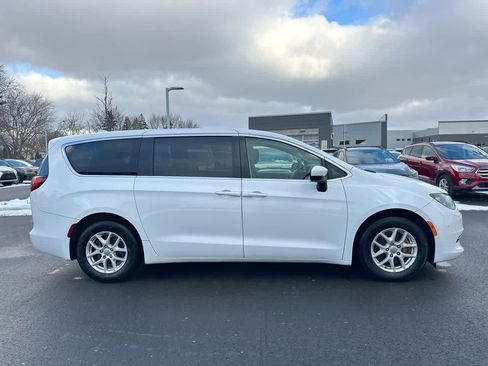 Used 2018 Chrysler Pacifica LX image 14